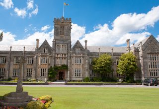 "Queen's College - школа смешанного типа"