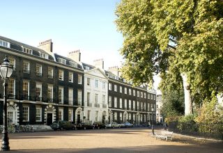 "Sotheby's - высшее образование"